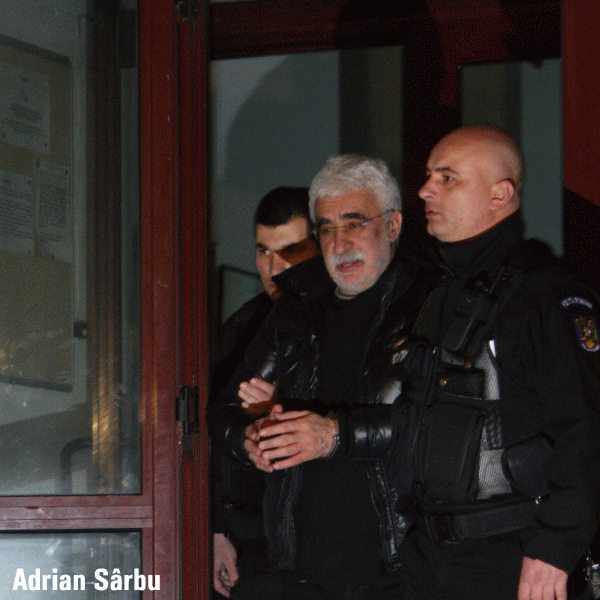 Când a fost arestat, în 2015, Adrian Sârbu a decis să le răspundă jurnaliştilor prezenţi, arătându-le cătuşele, ca să fie filmat: "Hai să vă spun care e treaba! Acuzaţiile sunt ridicole. Totul e o fabricaţie. Mai departe, există un comunicat pe care l-am dat şi pe care îl veţi putea citi". Comunicatul grupului de presă susţinea că dosarul "Mediafax - Adrian Sârbu" este fabricat la comanda lui "Pontaghiţă" şi a camarilei lor.Astăzi, lui Sebastian Ghiţă i s-a cerut arestarea, Ponta s-a autoexilat şi, cum nici unul dintre ei nu mai este, a rămas camarila lui Cioloş.Adrian Sârbu tace, iar Mediafax Gropu nu mai dă nici un comunicat.